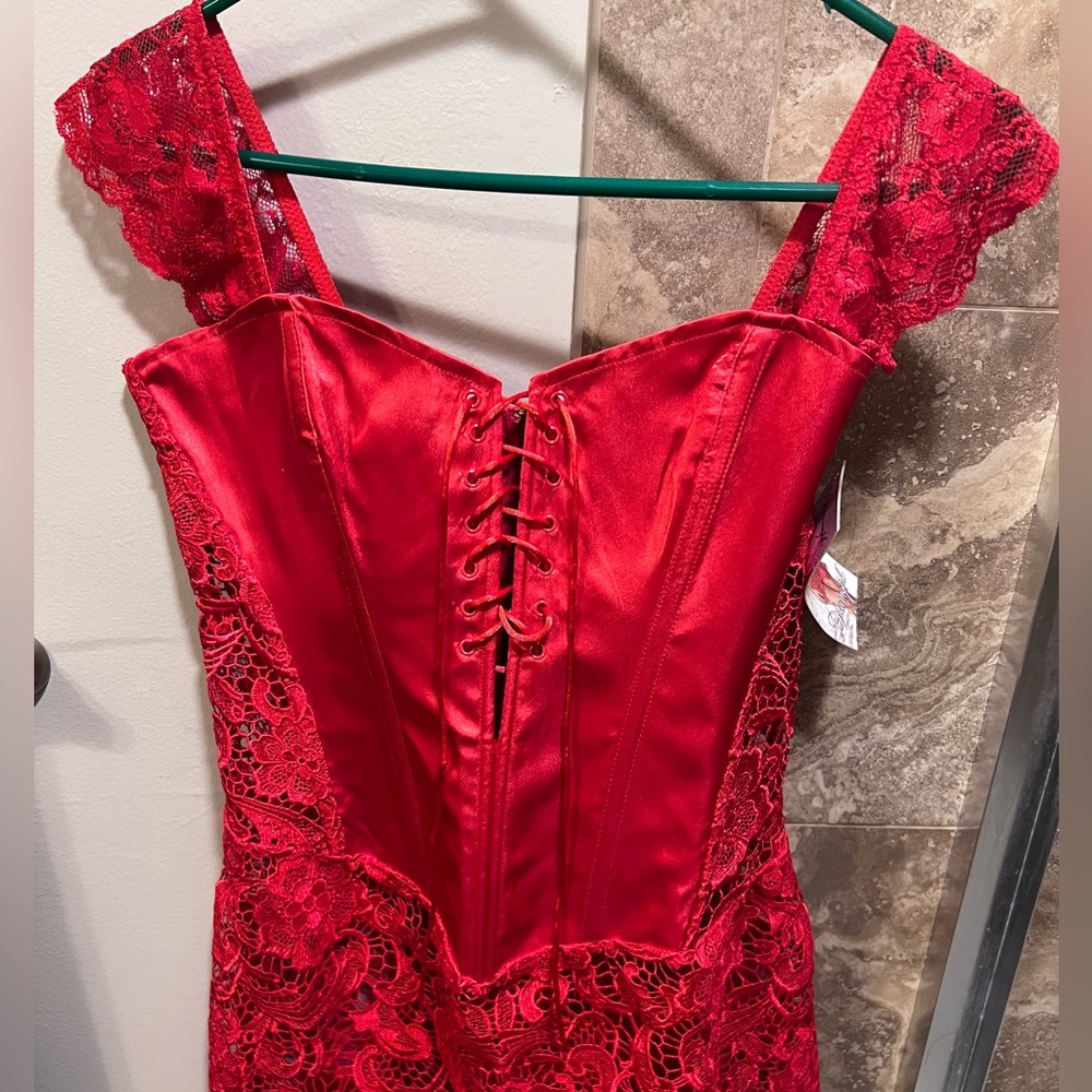 Dreamgirl Luxurious Satin Corset Size 36 color lipstick